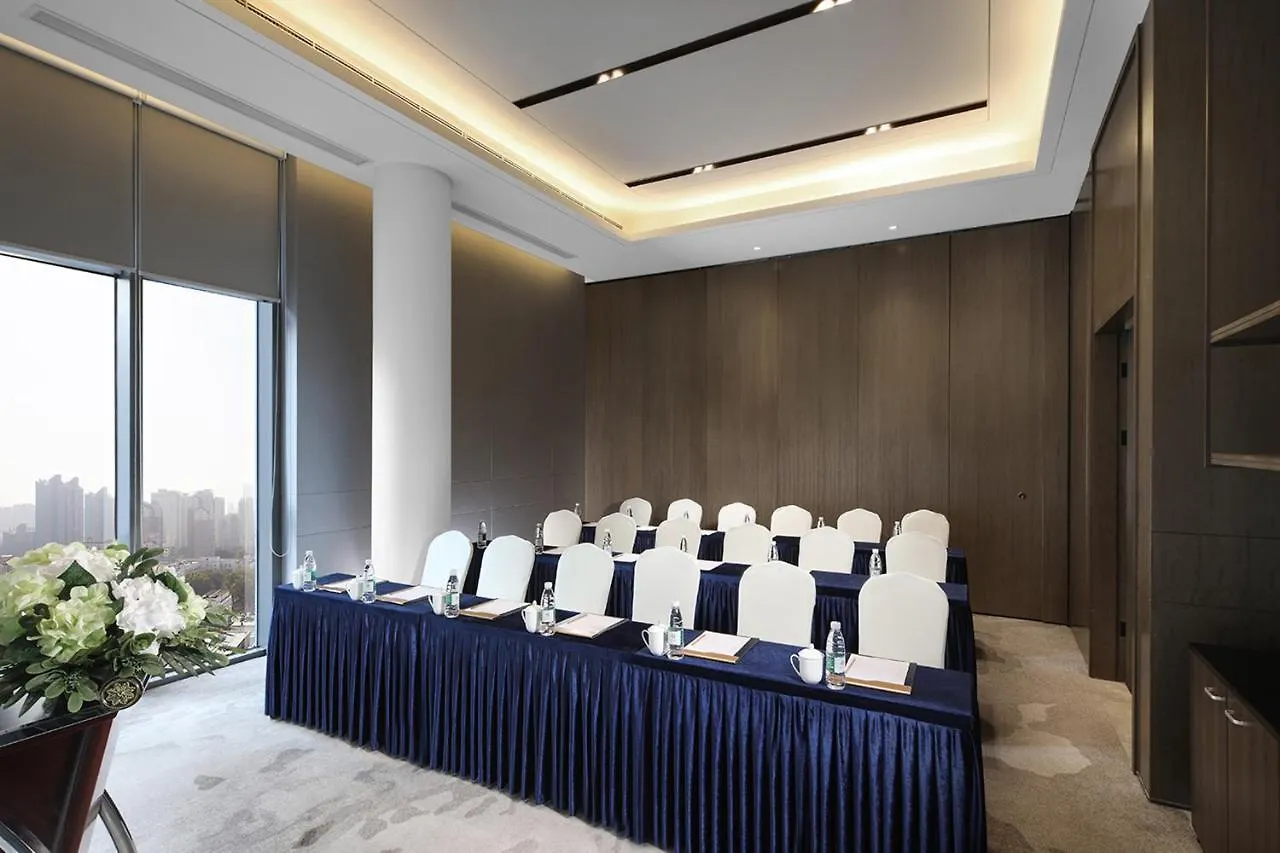 Holiday Inn Shanghai Huaxia By Ihg - Overlooking City Scenery At Sky View Restaurant Hotel