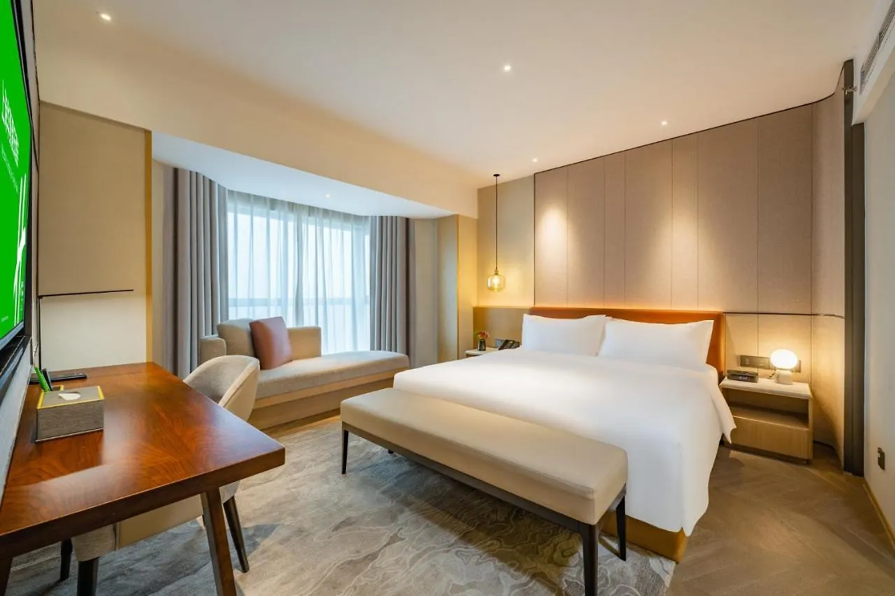 Holiday Inn Shanghai Huaxia By Ihg - Overlooking City Scenery At Sky View Restaurant 4*,