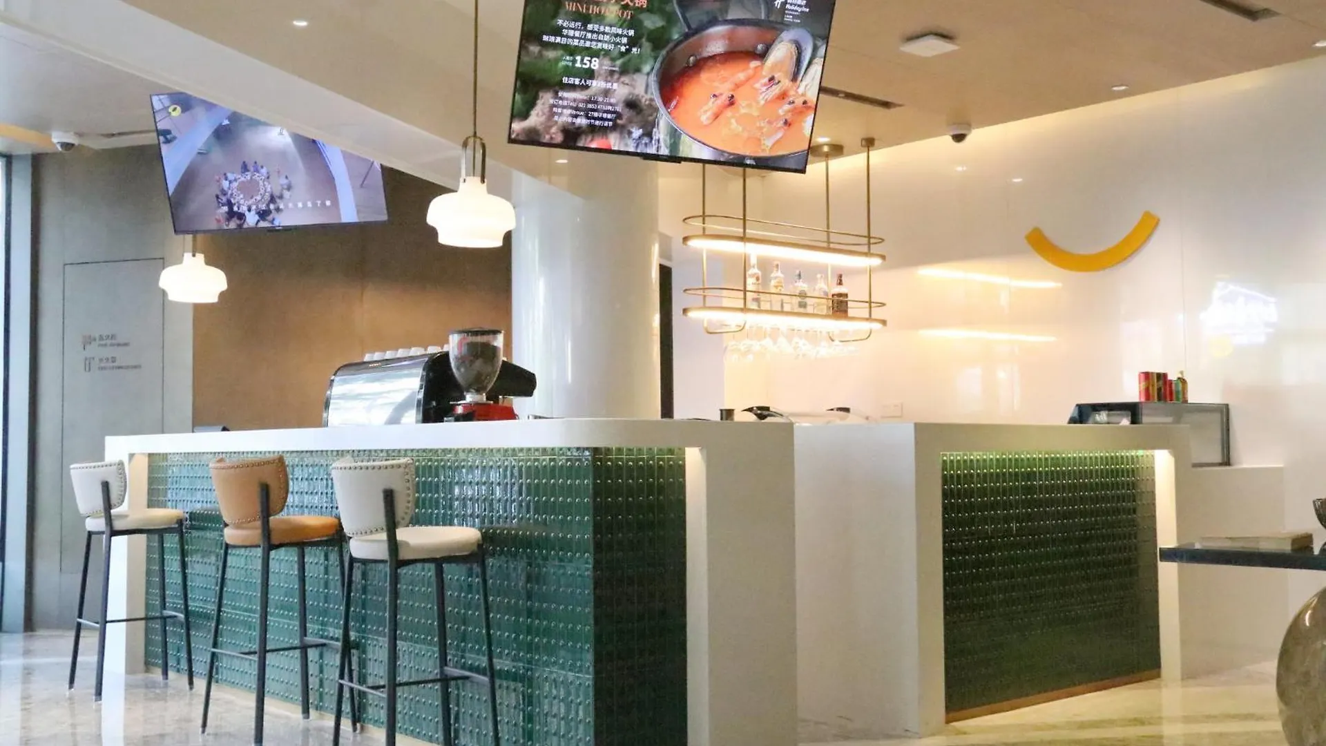 Holiday Inn Shanghai Huaxia By Ihg - Overlooking City Scenery At Sky View Restaurant 4*,