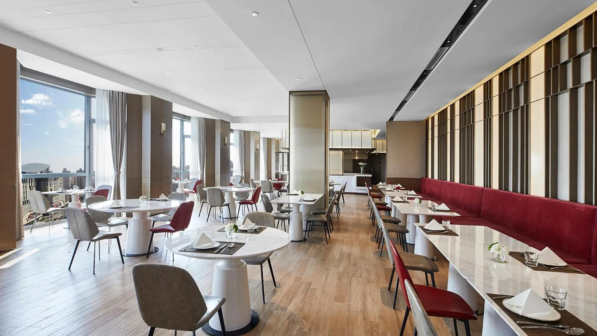 Hotel Holiday Inn Shanghai Huaxia By Ihg - Overlooking City Scenery At Sky View Restaurant