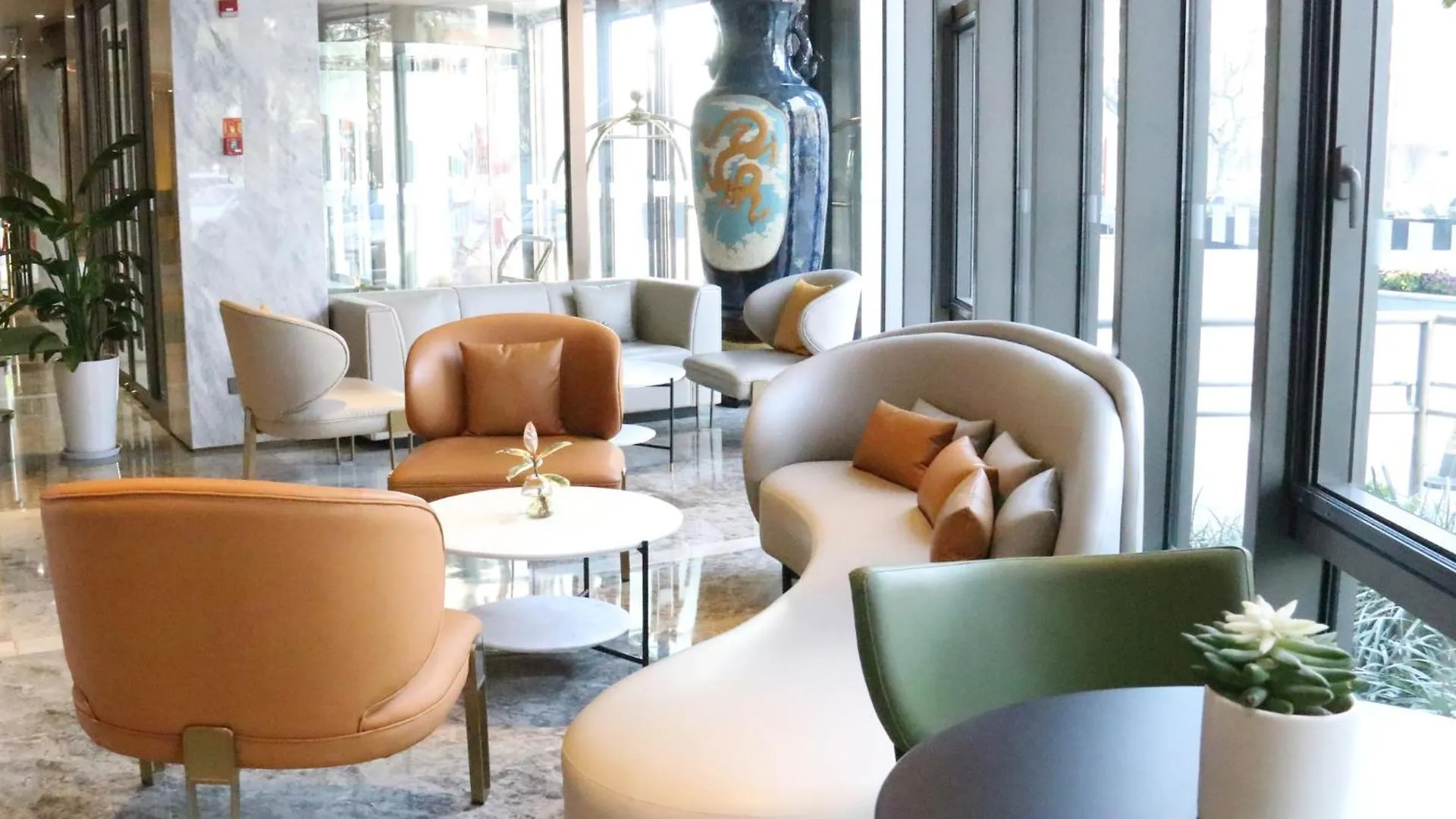 Holiday Inn Shanghai Huaxia By Ihg - Overlooking City Scenery At Sky View Restaurant Hotel