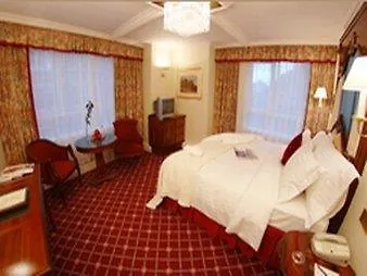 Holiday Inn Shanghai Huaxia By Ihg - Overlooking City Scenery At Sky View Restaurant Hotel
