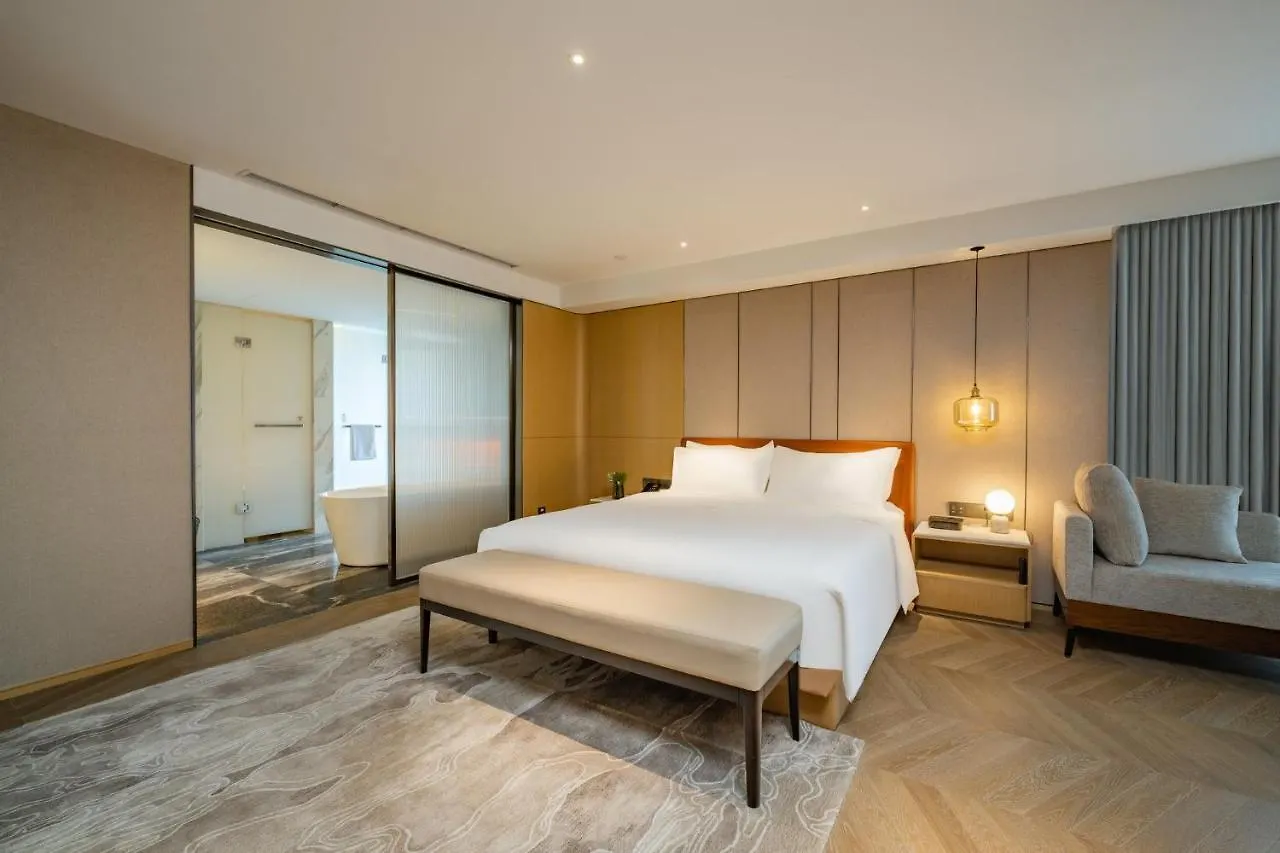 Holiday Inn Shanghai Huaxia By Ihg - Overlooking City Scenery At Sky View Restaurant 4*,