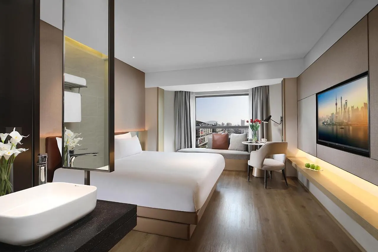 Holiday Inn Shanghai Huaxia By Ihg - Overlooking City Scenery At Sky View Restaurant 4*,
