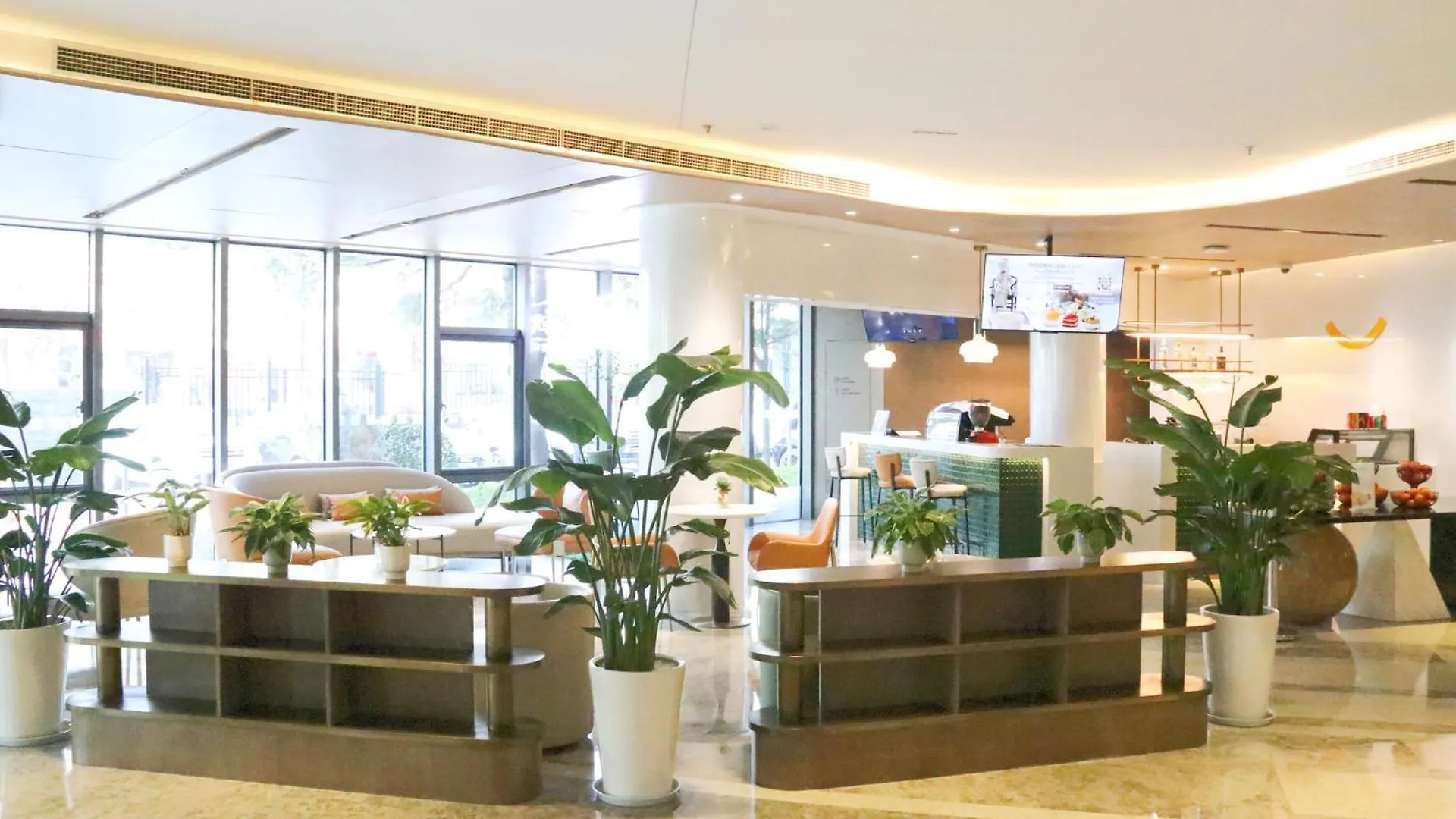 Holiday Inn Shanghai Huaxia By Ihg - Overlooking City Scenery At Sky View Restaurant 4*,