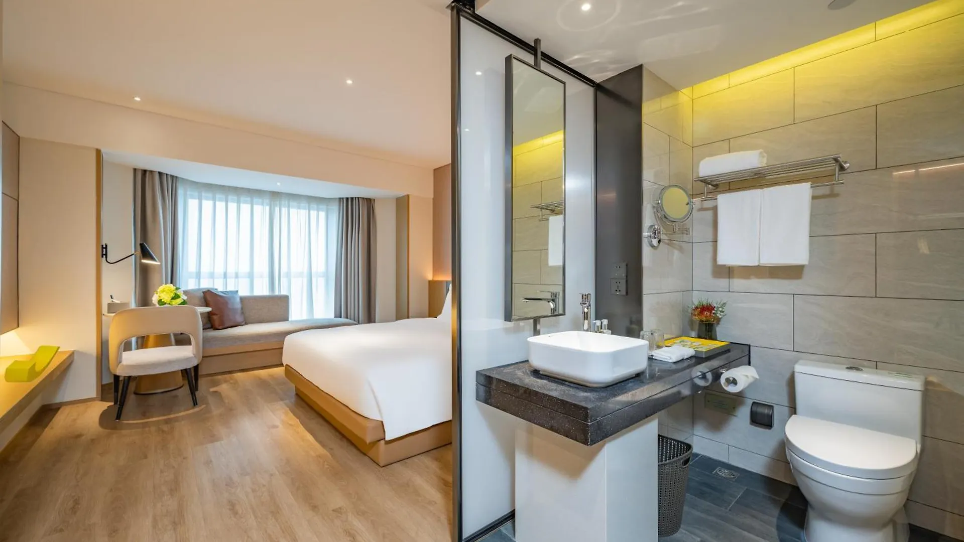Hotel Holiday Inn Shanghai Huaxia By Ihg - Overlooking City Scenery At Sky View Restaurant