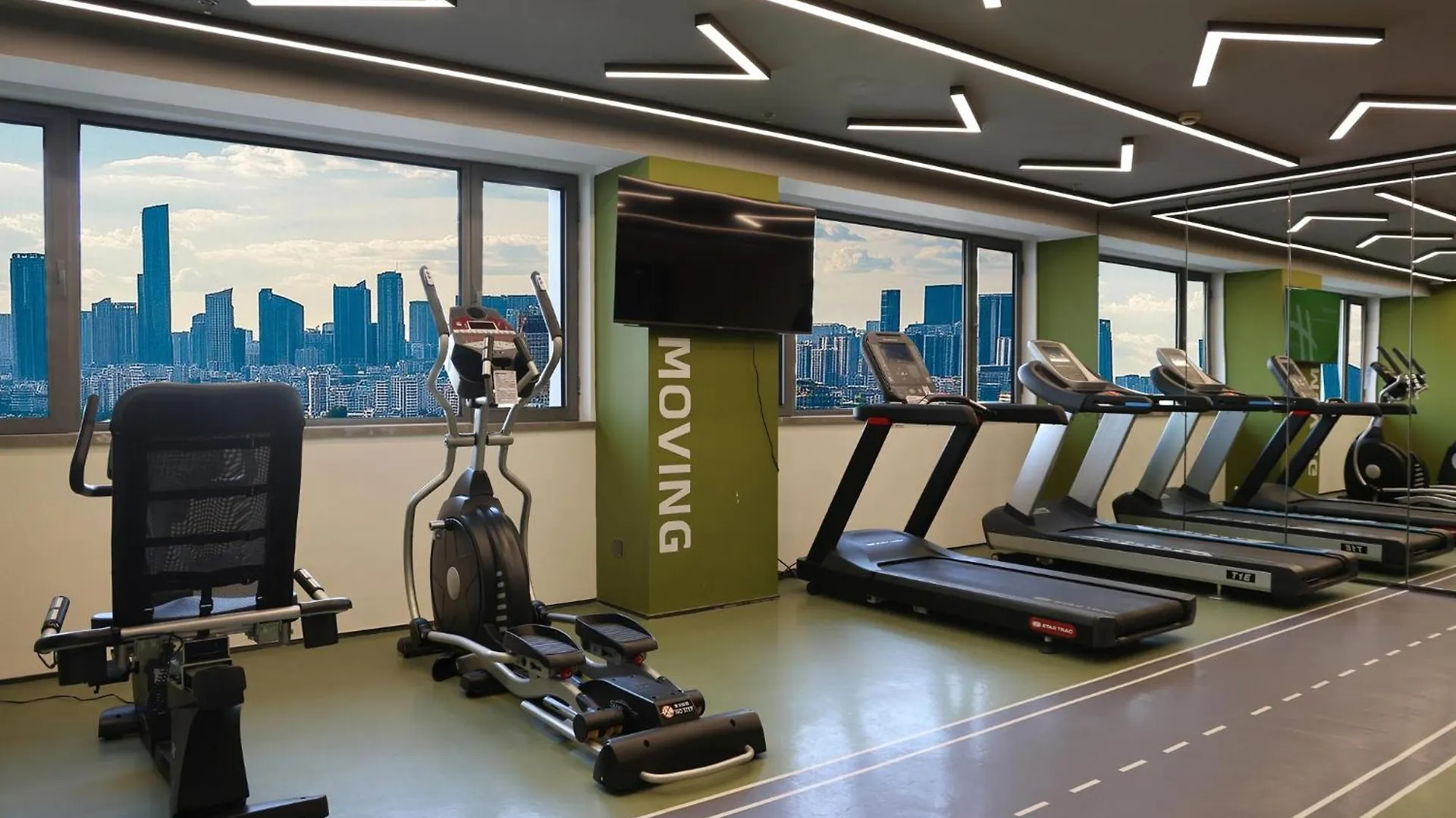 Holiday Inn Shanghai Huaxia By Ihg - Overlooking City Scenery At Sky View Restaurant China