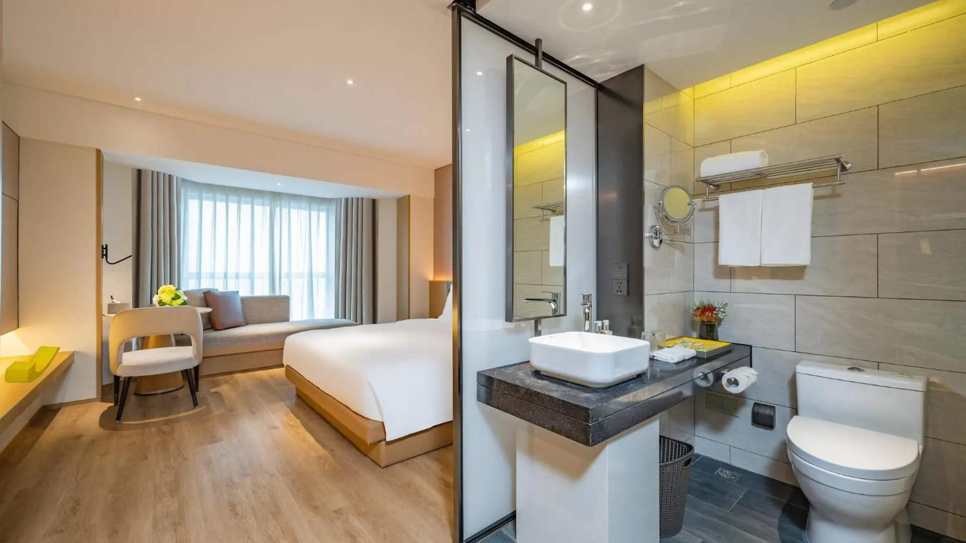 Holiday Inn Shanghai Huaxia By Ihg - Overlooking City Scenery At Sky View Restaurant 4*,